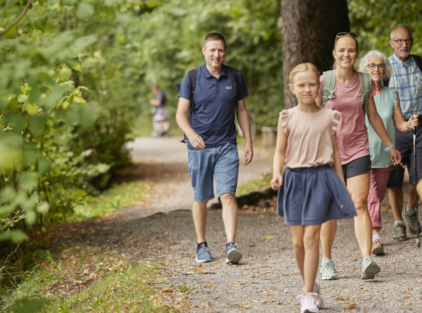 Family auf dem Strandweg Spiez-Faulensee