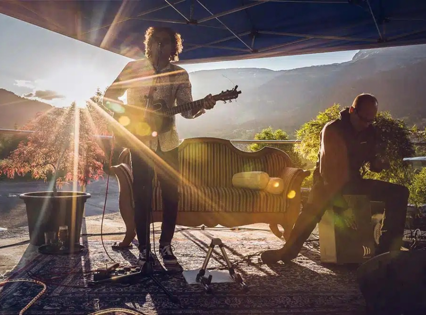 Band mit Gitarre im Hintergrund Sonnenschein
