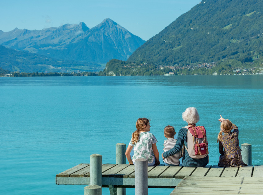 Familie auf einem Steg am Brienzersee