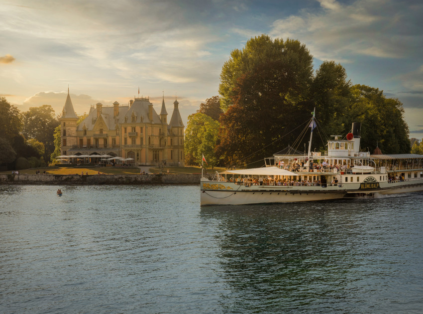 Das Dampfschiff Blümlisalp vor dem Schloss Schadau