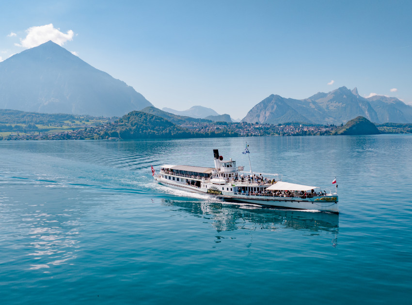 Das Dampfschiff Blümlisalp auf dem Thunersee, im Hintergrund der Niesen.