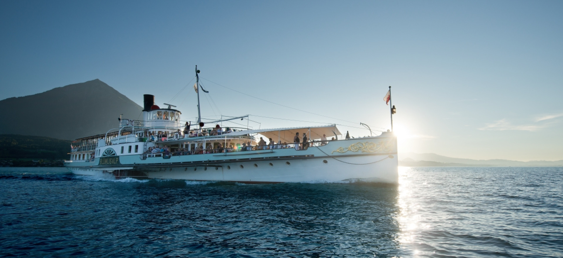 Dampfschiff Blümlisalp vor dem Niesen auf dem Thunersee