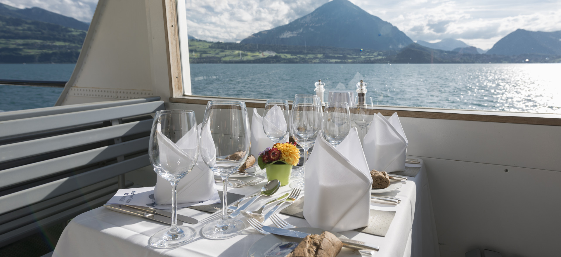 Gedeckter Tisch auf dem Schiff mit Blick auf den Niesen