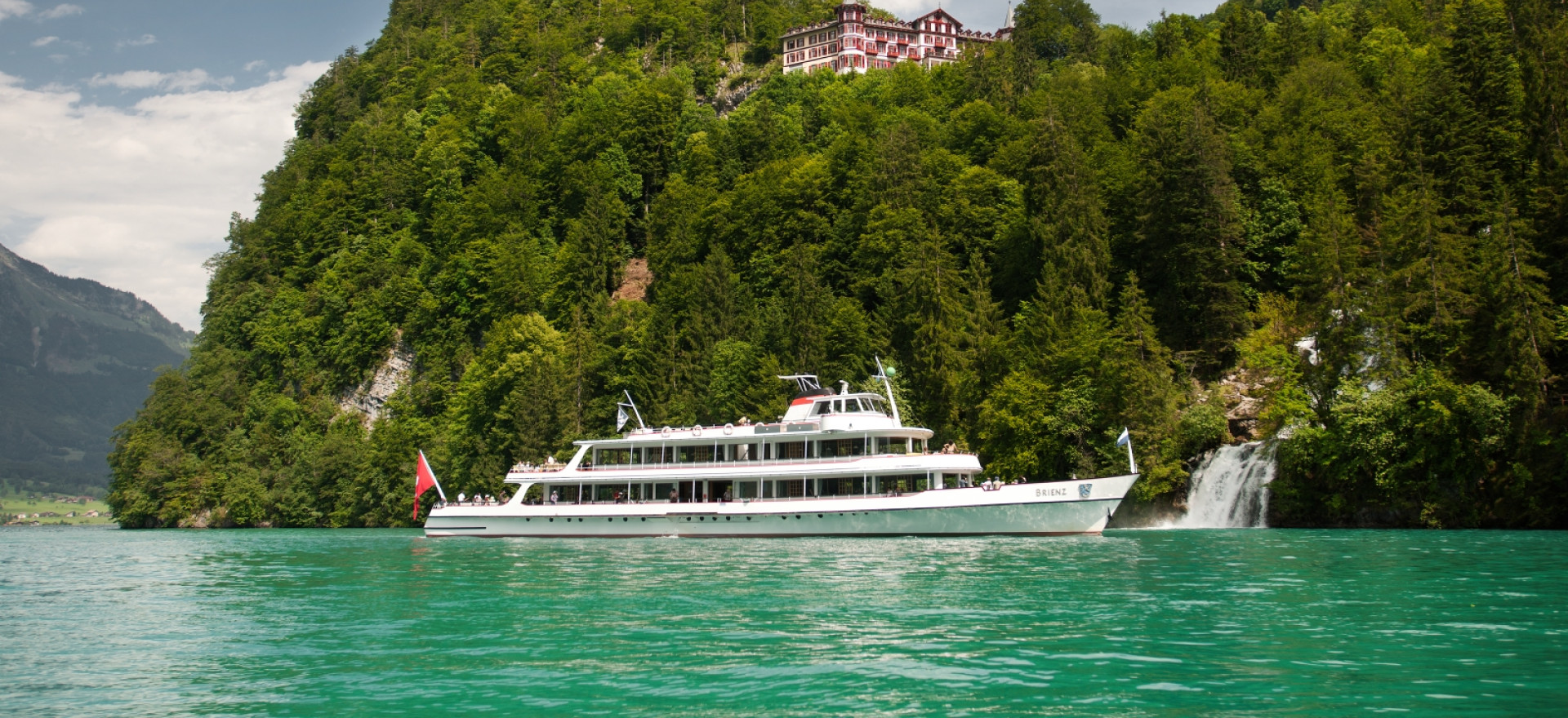 MS Brienz auf dem Brienzersee vor dem Grandhotel Giessbach