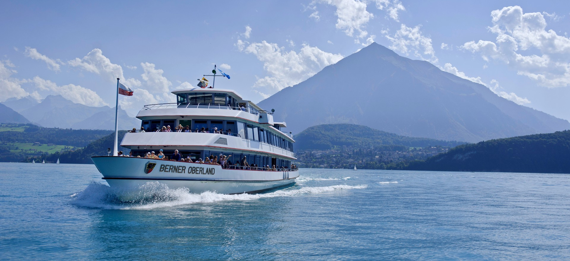 Motorschiff Berner Oberland auf dem Thunersee mit Niesen im Hintergrund