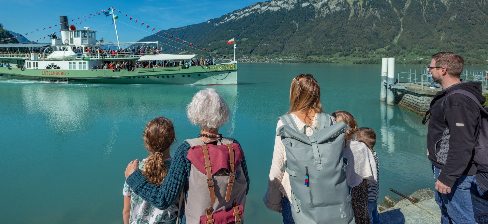 Gruppe an Ländte mit Blümlisalp Anfahrt