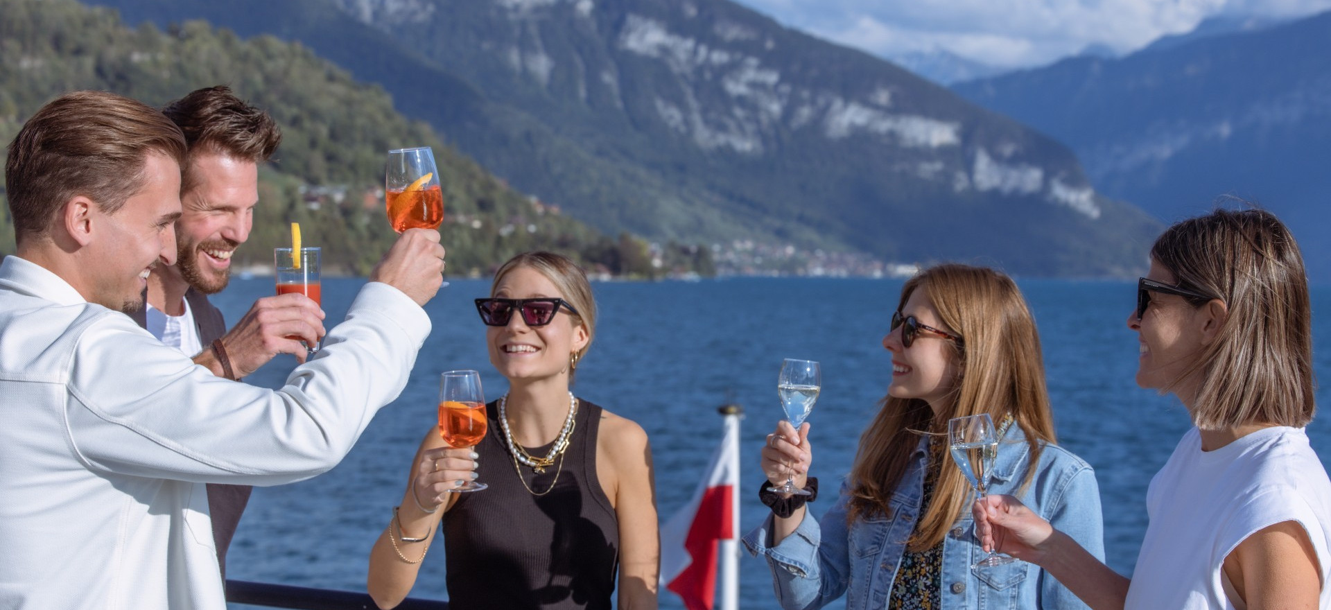 Gruppe beim Apéro auf dem Thunersee