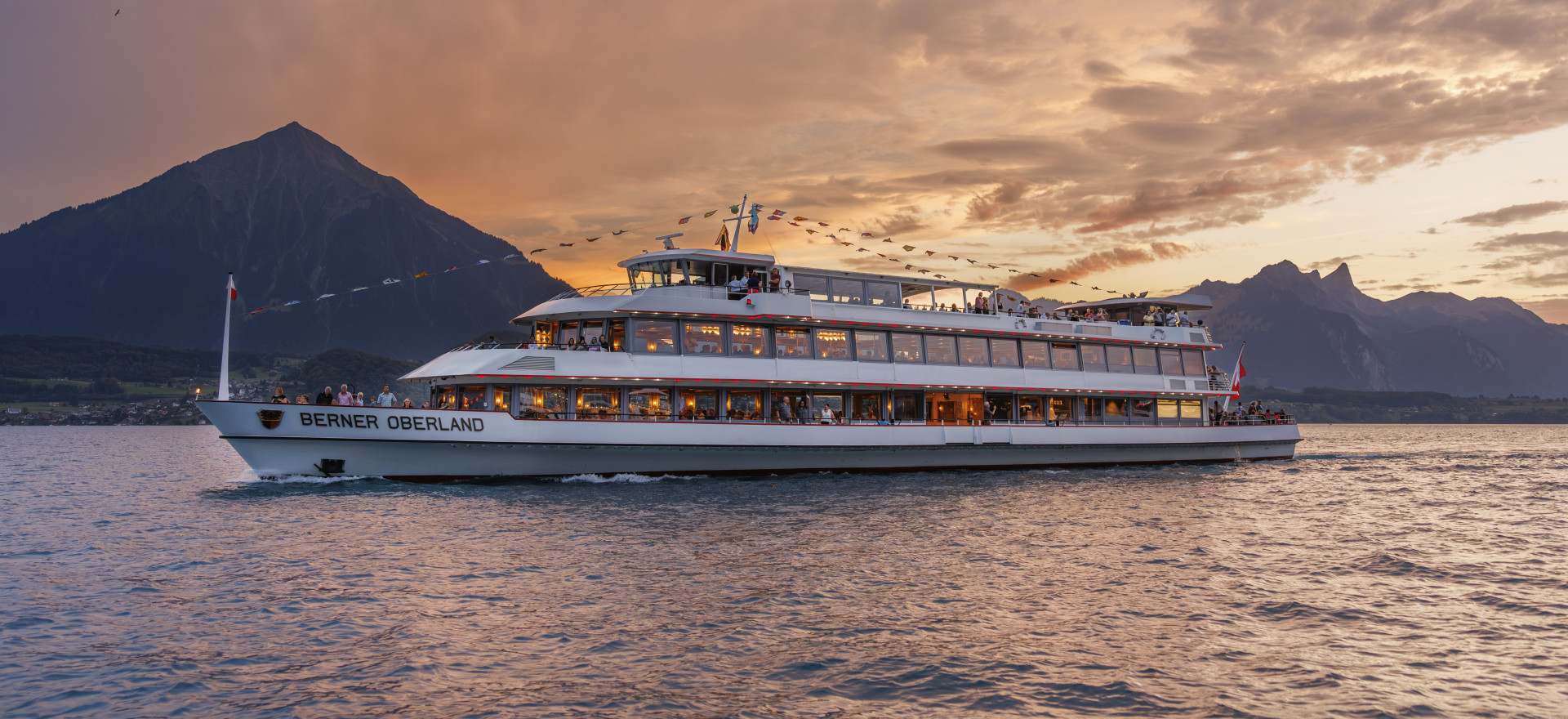 MS Berner Oberland auf dem Thunersee beim Abendrot