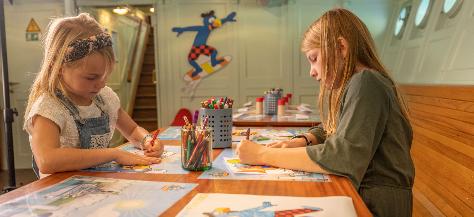 Kinder in Spielkajüte beim Malen