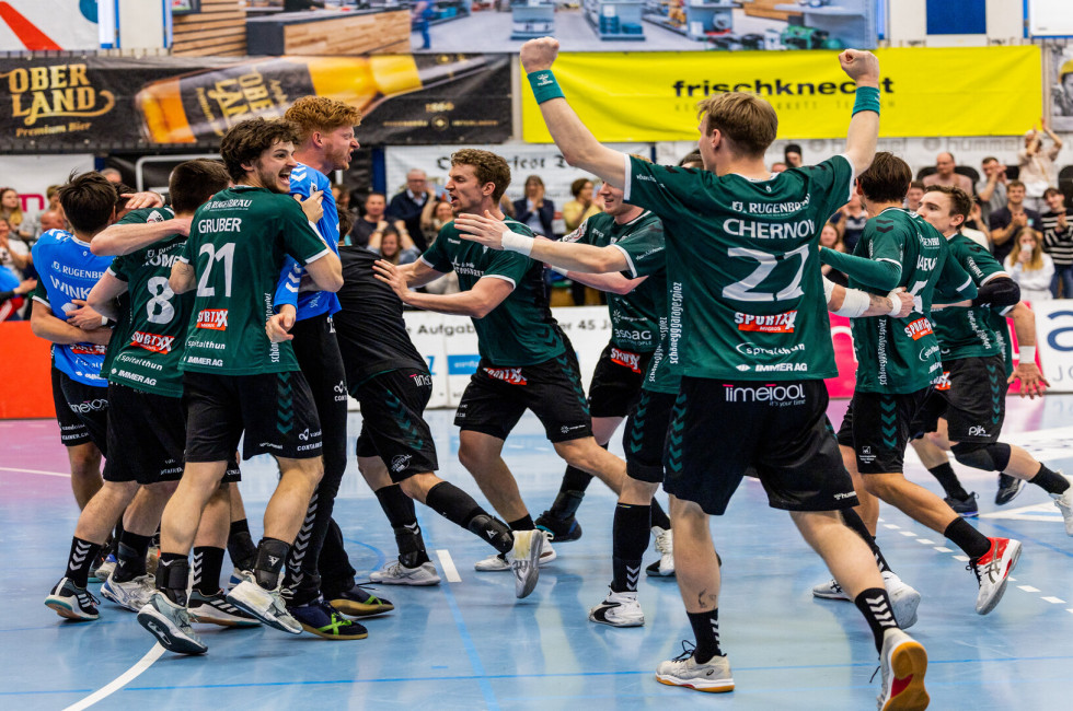 Mannschaft Handball mir grünen Trickos jubeln