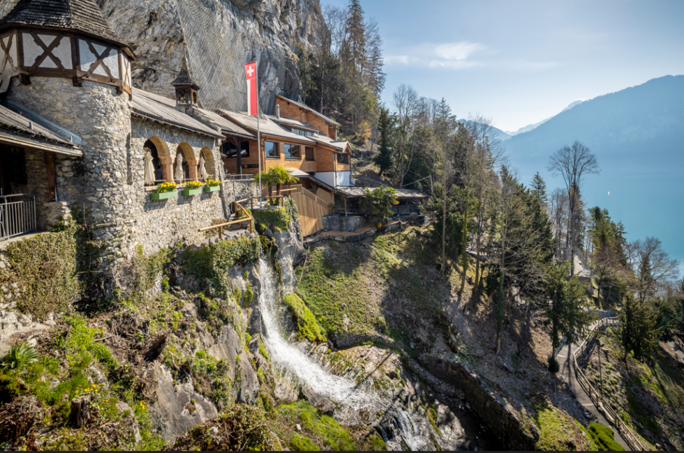 Restaurant Beatushöhlen mit wasserfall