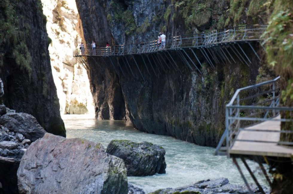 schlucht mit fliessendem fluss und gehweg