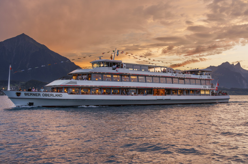 MS Berner Oberland auf dem Thunersee beim Abendrot