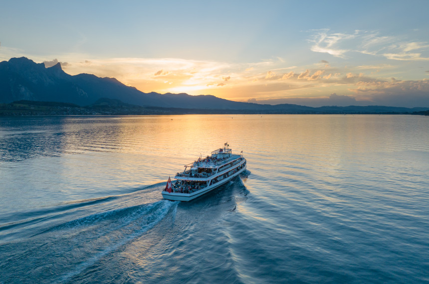 Stimmungsvolles Bild der Schifffahrt auf dem Thunersee