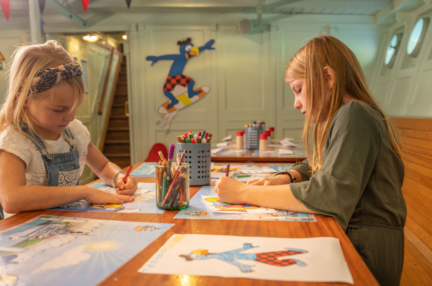 Kinder in Spielkajüte beim Malen